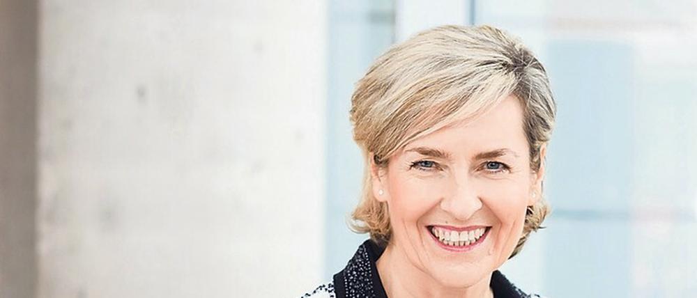 Einheit hoch drei. Karola Wille ist seit 2011 Intendantin des Mitteldeutschen Rundfunks, bei dem sie seit 1996 als Juristische Direktorin gearbeitet hat. Der MDR wird von den Ländern Sachsen, Sachsen-Anhalt und Thüringen getragen. 2020 nahm der MDR rund 580 Millionen Euro an Rundfunkbeiträgen ein. Unter den neun ARD-Sendern liegt die Dreiländeranstalt damit im Mittelfeld.