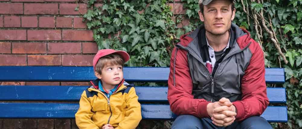 Innige Beziehung: Daniel Lamont als Michael und James Norton als sein Daddy (r.) in "Nowhere Special".