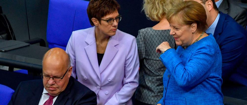 Weggefährten, nicht immer einig, nun hören sie alle im Bundestag auf: Peter Altmaier, Annegret Kramp-Karrenbauer, Angela Merkel.