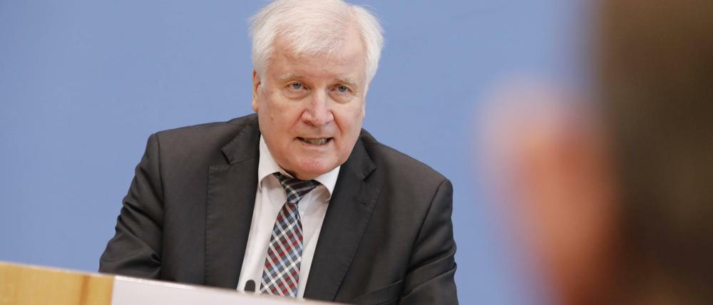 Bundesinnenminister Horst Seehofer droht Griechenland.