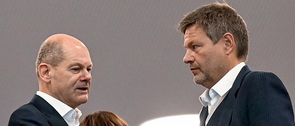 Im Gespräch - nicht nur bei "Anne Will": Olaf Scholz (l), SPD-Kanzlerkandidat und Bundesfinanzminister, und Robert Habeck, Bundesvorsitzender der Grünen, im Tagungsort für die Koalitionsverhandlungen.