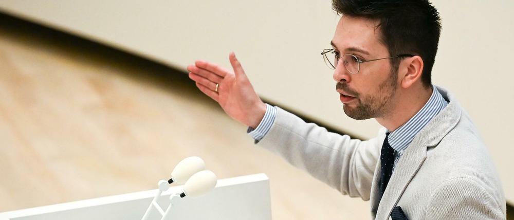 Der AfD-Abgeordnete Dennis Hohloch spricht auf der Sondersitzung im Brandenburger Landtag.