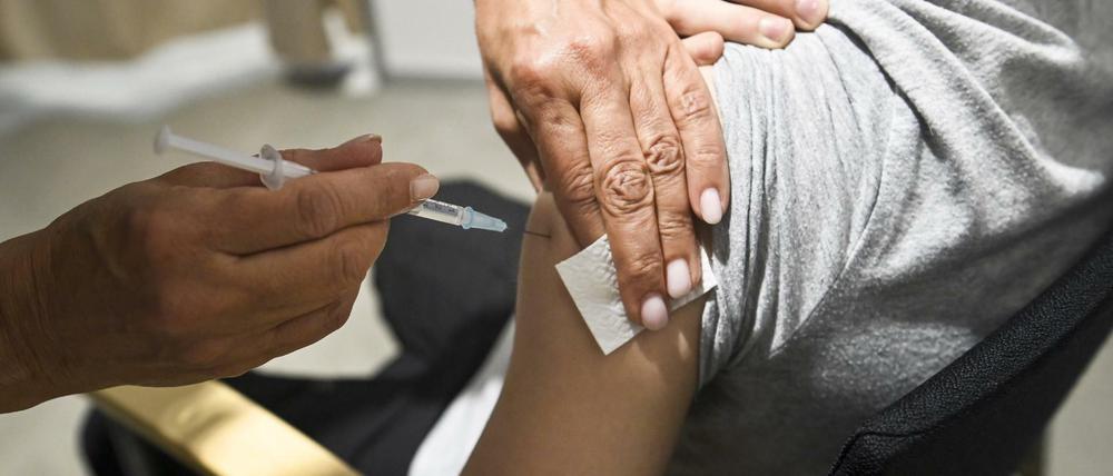 Ein Junge erhält eine Dosis des Corona-Impstoffs von Biontech/Pfizer.