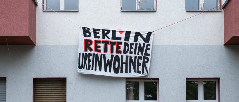 Ein Protest-Plakat hängt von einem Balkon.