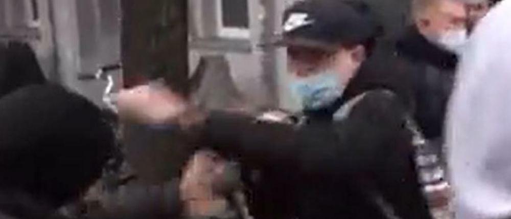 Pressevertreter wurden unter anderem durch Faustschlägen attackiert.