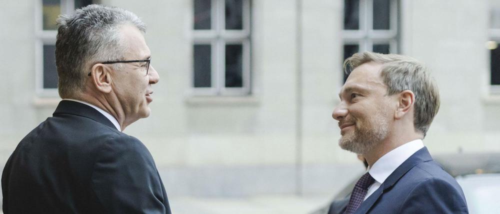 Der alte Staatssekretär begrüßt am Donnerstag den neuen Minister vor dem Finanzministerium.