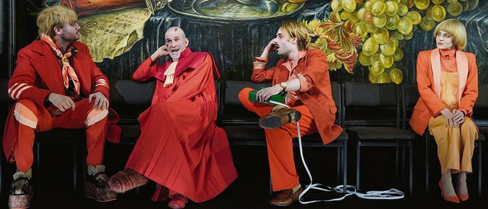 Patriarchaler Budenzauber: Gerichtsrätin Walter (Lorena Handschin, rechts) und ihre Boygroup (Tamer Tahan, Ulrich Matthes, Jeremy Mockridge).