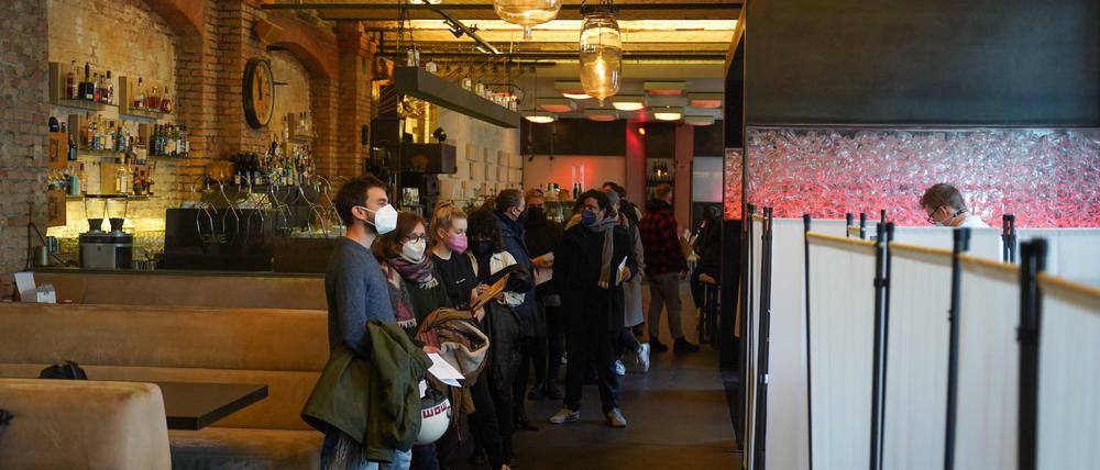 In dem Club "Sage Beach" stehen Leute, um ihre Erst-, Zweit- oder Boosterimpfung zu erhalten.