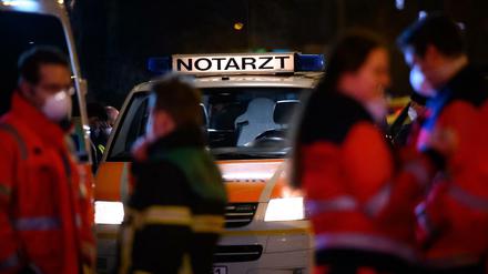 Ein Polizeibeamter in Düsseldorf brach in der Silvesternacht zusammen und wurde ins Krankenhaus eingeliefert. Dort starb er.