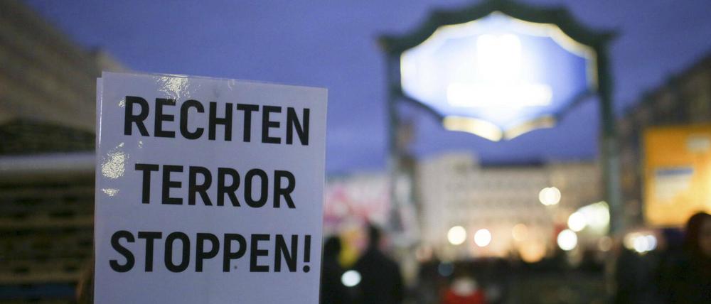 Eine Demonstration gegen rechte Anschläge am Neuköllner Hermannplatz.