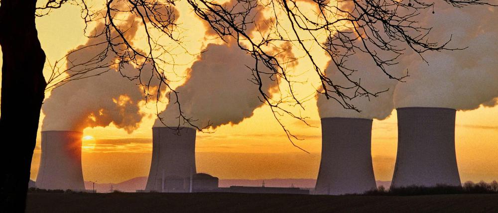 Zahlreiche französische Atomkraftwerke sind derzeit abgeschaltet, ihr Betreiber EDF ist hochverschuldet.