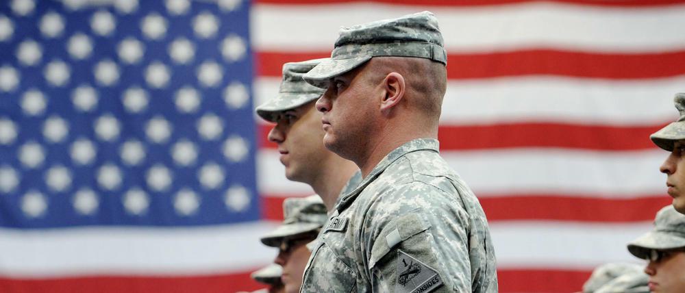 US-Soldatinnen und -Soldaten auf der US-Airbase in Wiesbaden-Erbenheim vor einer US-Flagge (Archivbild von 2022)