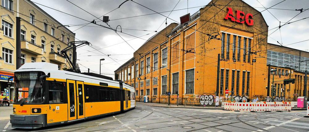 Eine Straßenbahn fährt durch Oberschöneweide.