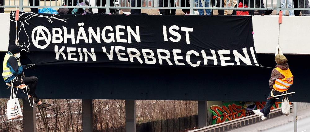 Mit ihrer Abseil-Aktion sorgten die Aktivisten für eine Sperrung der A103.