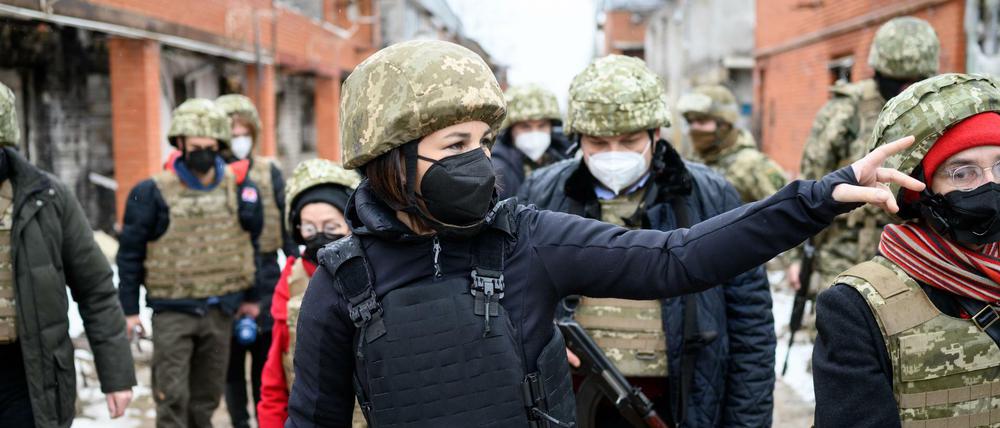Bundesaußenministerin Baerbock im verlassenen ostukrainischen Ort Schyrokyne.