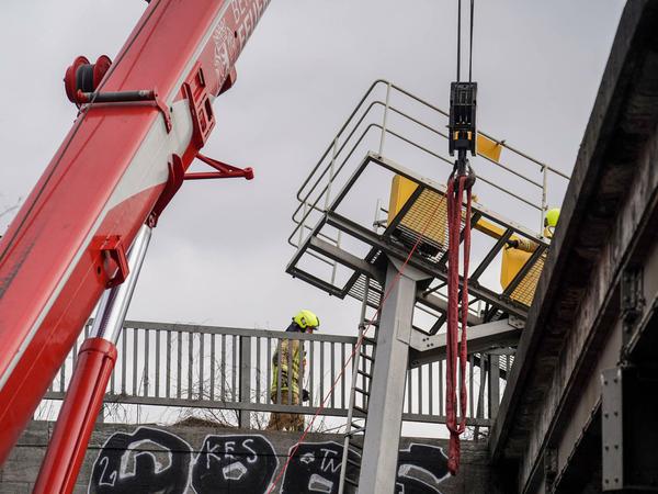 Weg damit. Die Feuerwehr beseitigt den umgestürzten Mast in Tempelhof.