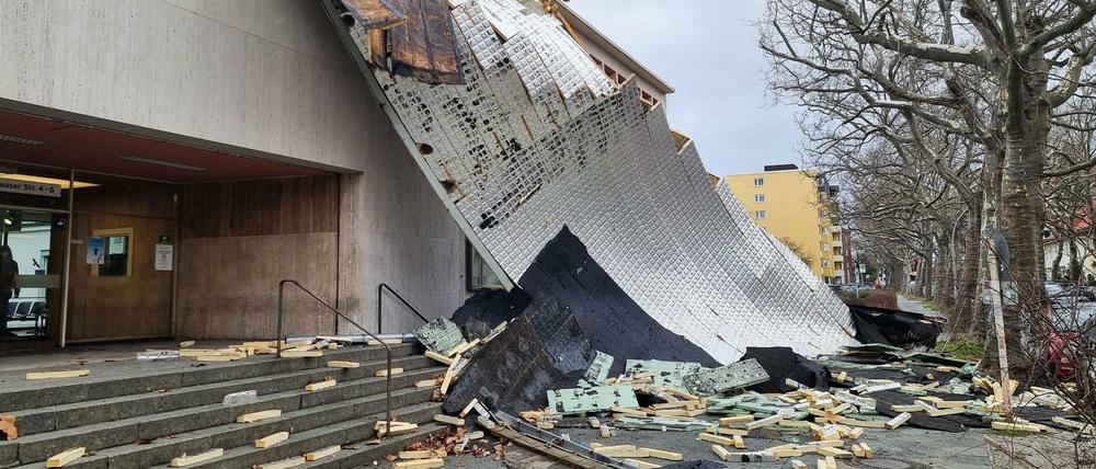 Große Teile des Daches vom Charité-Centrum für Zahn-, Mund- und Kieferheilkunde in der Aßmannstraße in Wilmersdorf liegen auf dem Gehweg.