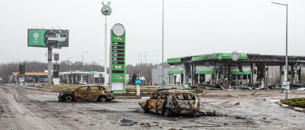 Zerstörte Autos an einer Landstraße bei Butscha