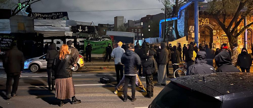 Polizeibeamten blockierten Freitagnacht den Eingang des Geländes an der Köpenicker Straße. Davor versammelten sich Aktivisten.