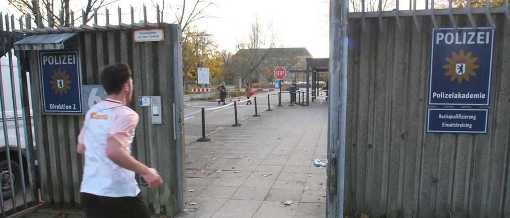 Hier soll nicht jeder einfach so reinlaufen: der Eingang zur Polizeiakademie in der Spandauer Radelandstraße.