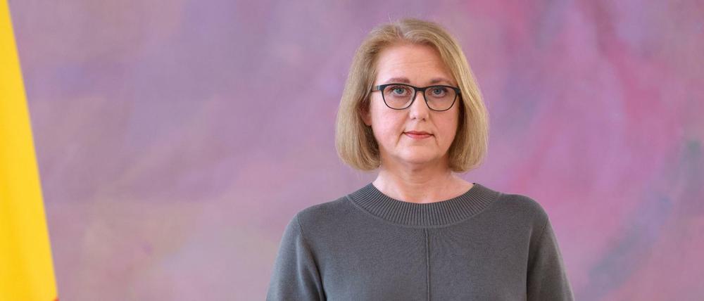 Neu im Amt: Lisa Paus mit ihrer Ernennungsurkunde.