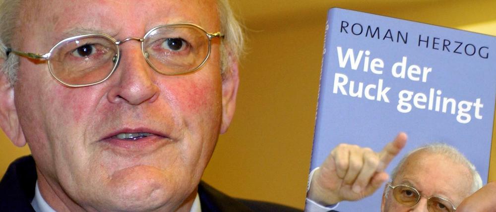Im Bewusstsein historischer Worte. Der frühere Bundespräsident Roman Herzog stellt im September 2005 in Berlin sein Buch "Wie der Ruck gelingt" vor.