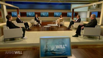 Anne Will und ihre Gäste diskutieren über Waffenlieferungen an die Ukraine.