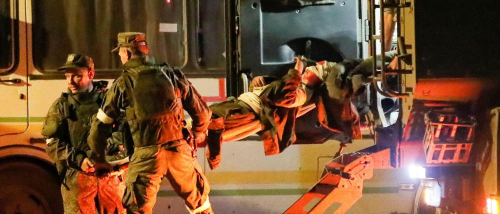 Ein verwundetet ukrainischer Soldat aus dem Azov-Stahlwerk