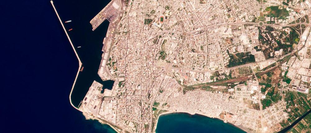 Dieses Satellitenbild zeigt den Hafen von Latakia am 10.05.2022 mit dem unter russischer Flagge fahrende Matros Pozynich.