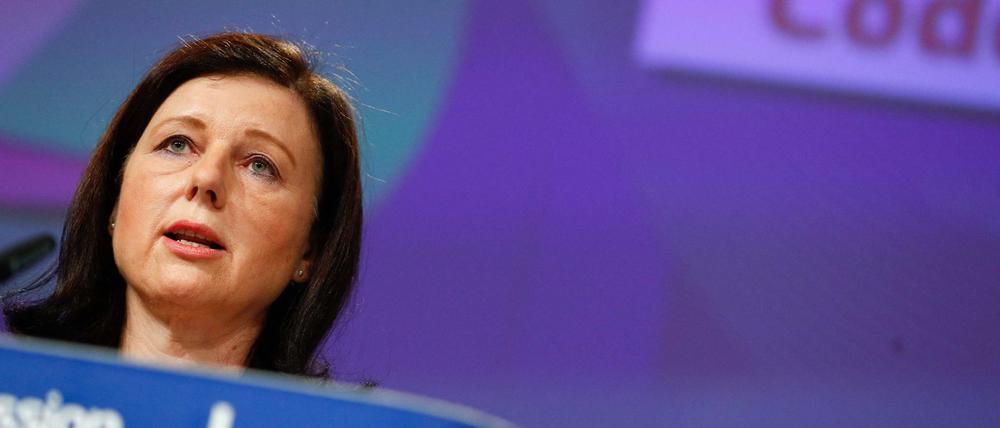 Die Vize-Chefin der EU-Kommission, Vera Jourová, pocht vor der Auszahlung der Brüsseler Milliarden auf Bedingungen.