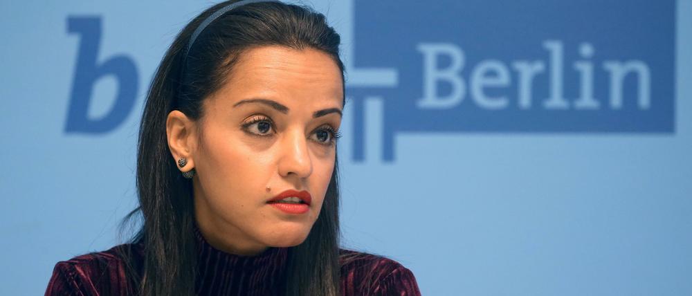 Sawsan Chebli spricht auf einer Pressekonferenz.