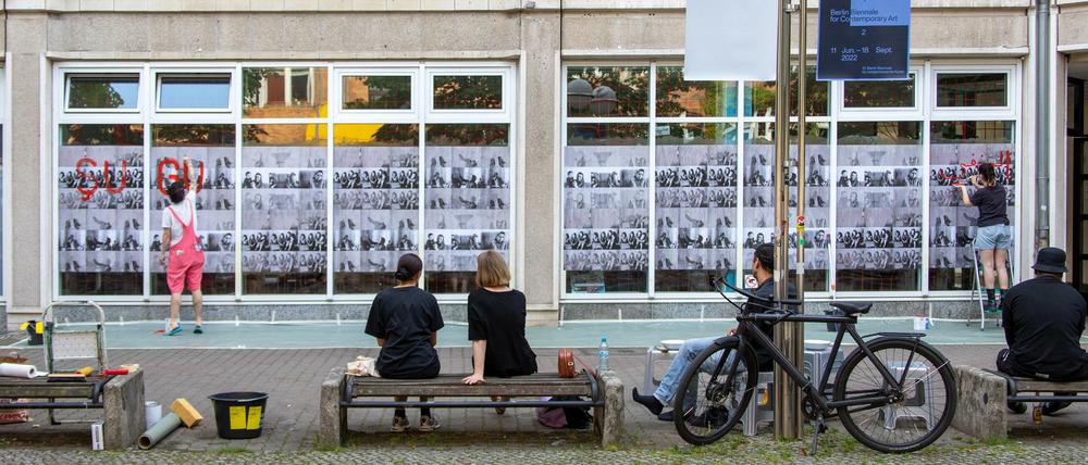 Die Installation der türkischen Künstlerin Nil Yalter an der Front des Ladenlokals der Initiative "Dekoloniale Erinnerungskultur in der Stadt".