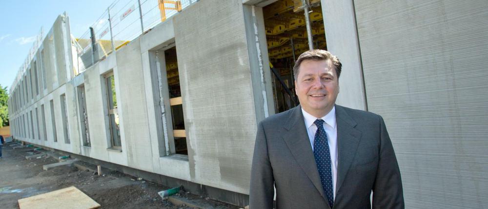 Stadtentwicklungssenator Andreas Geisel (SPD) auf einer Baustelle von Gemeinschaftsunterkünften für Flüchtlinge, einer sogenannten MUF in Marzahn-Hellersdorf.