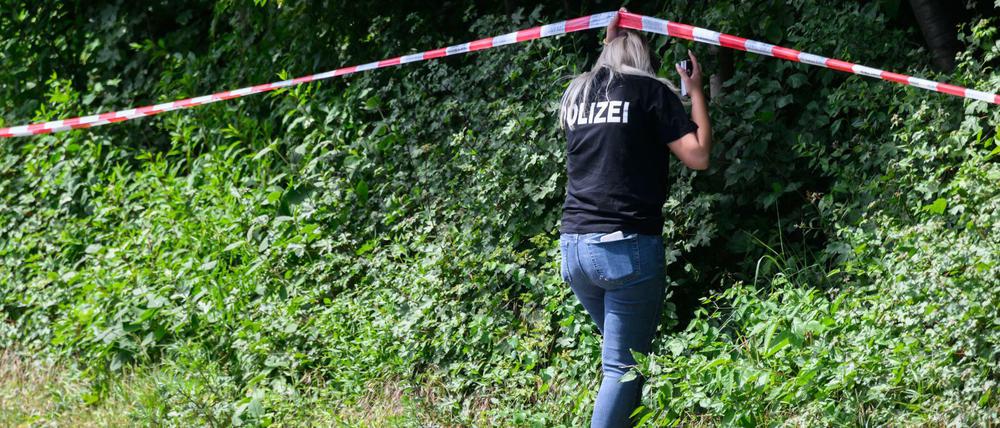 Eine Mitarbeiterin der Spurensicherung steht am Tatort in Salzgitter.