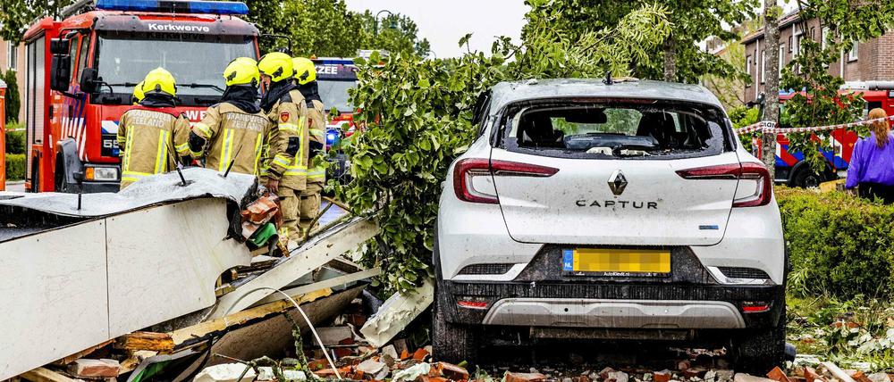 Sturmschäden im niederländischen Zierikzee in Zeeland, die am 27.06.2022 durch einen Tornado verursacht wurden.