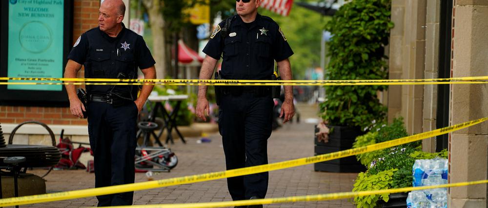 Polizisten am Tag nach der Bluttat am Tatort.