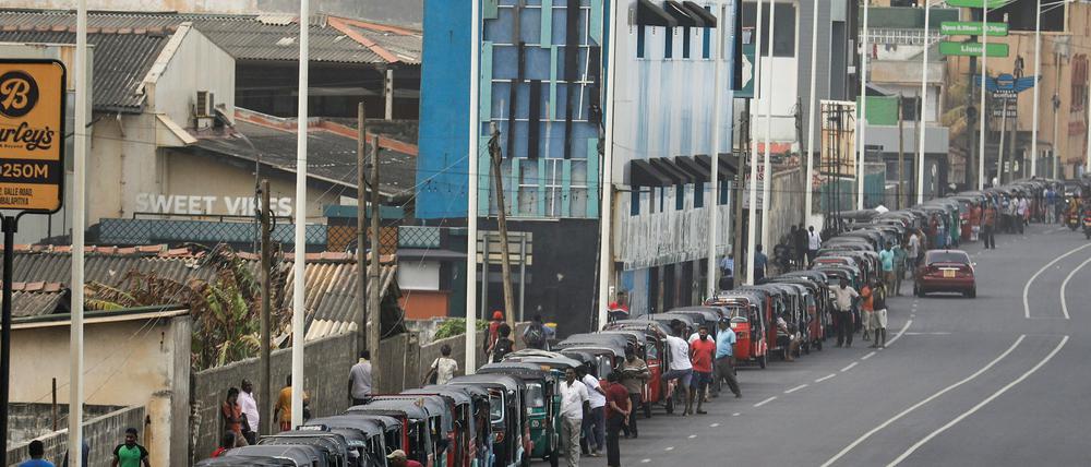 Rikscha-Fahrer stehen am 5. Juli in Colombo Schlange, um knappes Benzin zu kaufen.