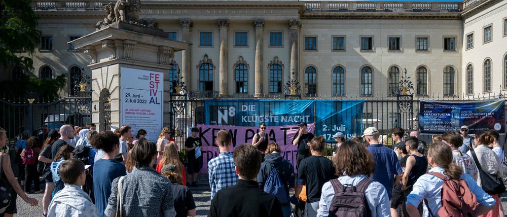 Der Vortrag am Samstag wurde abgesagt - einige Demonstrierende kamen dennoch vor die HU.