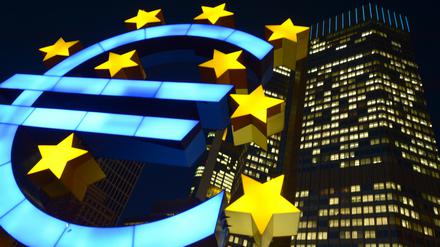 Die Euro-Skultpur vor der Europäischen Zentralbank (EZB) in Frankfurt am Main (Hessen).