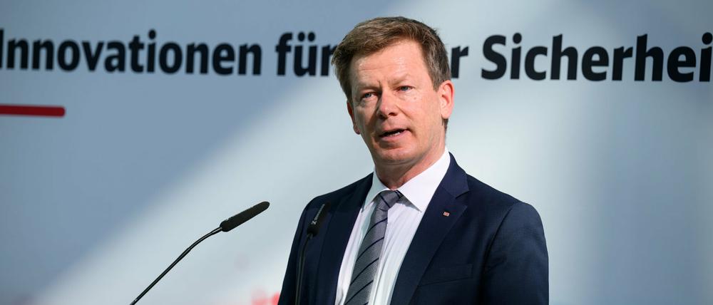 Der Chef der Deutschen Bahn, Richard Lutz, bei der Ankündigung des Sicherheitskonzepts am Donnerstag im Bahnhof Südkreuz.