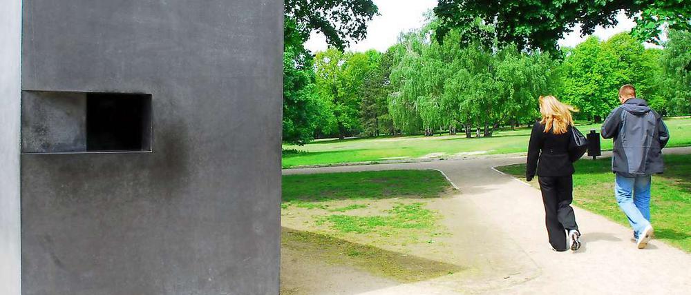 Das im Mai 2008 eingeweihte Denkmal für die von den Nationalsozialisten verfolgten Homosexuellen. Der 3,60 Meter hohe und 1,90 Meter breite Betonquader wurde von dem dänisch-norwegischen Künstler-Duo Michael Elmgreen und Ingar Dragset entworfen. Durch ein Fenster kann man im Inneren einen Film mit zwei sich küssenden Männern sehen. Das Denkmal steht im Großen Tiergarten in der Nähe der Ebertstraße.