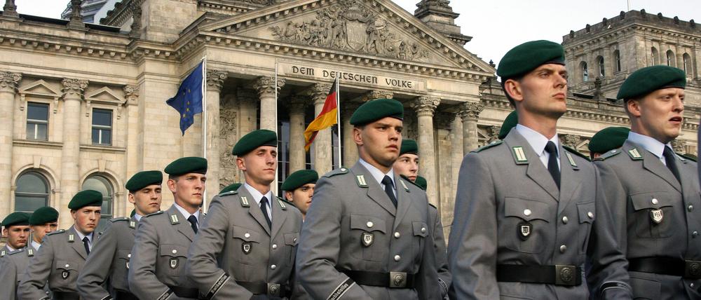 Soldaten der deutschen Bundeswehr vor dem Reichstag.