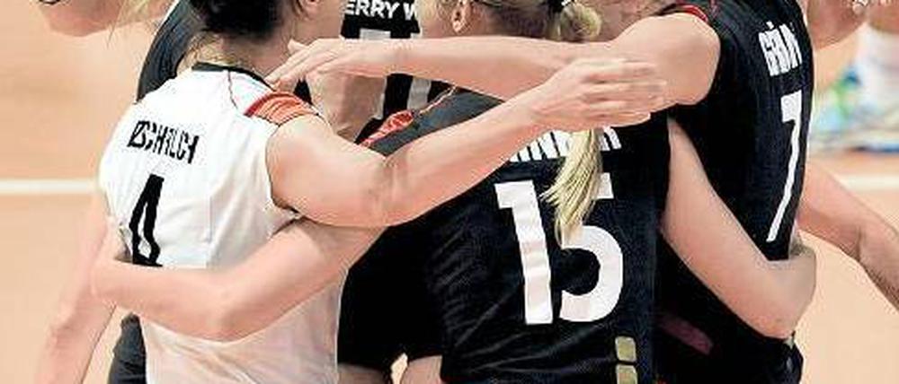 Gold soll mehr Interesse bringen. Bei der Volleyball-Europameisterschaft 2011 gewannen die deutschen Frauen Silber, bei den Titelkämpfen in Deutschland im September soll es beim Finale in Berlin nun noch mehr werden. Foto: dpa