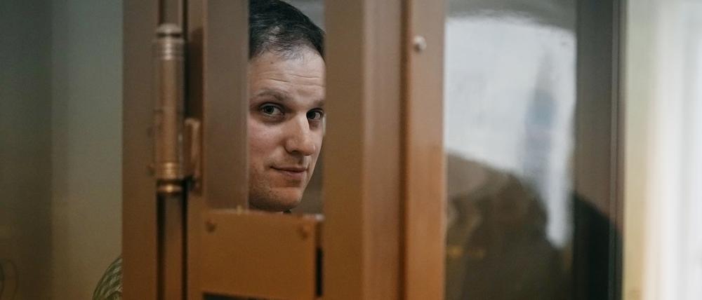 Evan Gershkovich, Journalist und Korrespondenten des „Wall Street Journals“ in Russland, in einem Glaskäfig im Moskauer Stadtgericht. 