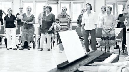 Für die einen ist es Klanggemisch, die Nachbarn nennen es Lärm. Bevor die Probe beginnt, schließt der Chor deshalb die Fenster.