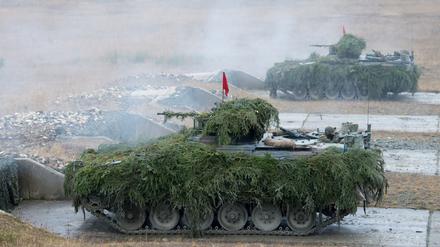 Zwei Schützenpanzer Marder schießen am 14.12.2016 auf dem Truppenübungsplatz in Grafenwöhr (Bayern). Das Panzergrenadierbataillon 122 aus Oberviechtach bereitet sich auf ihren Einsatz in Litauen vor. Foto: Armin Weigel/dpa +++(c) dpa - Bildfunk+++ | Verwendung weltweit