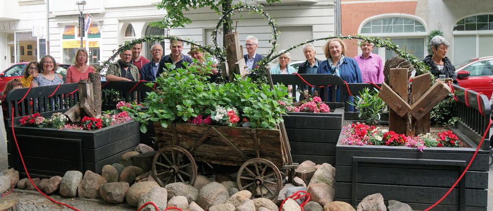 Der „Mini-Bauernhof“ mit Blumen und Bollerwagen.
