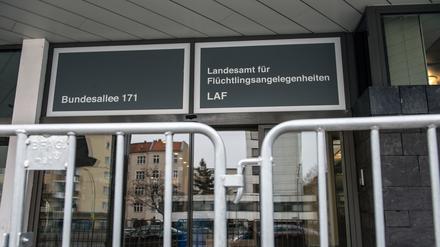 Der Eingang des „Landesamts für Flüchtlingsangelegenheiten“ (LAF) an der Bundesallee.