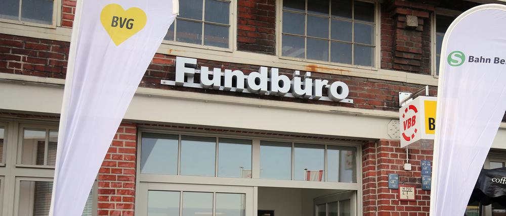 03.09.2018, Berlin: Ein Mann steht vor der Eröffnung des neuen Fundbüros der Berliner Verkehrsbetriebe (BVG) und der S-Bahn vor dem Eingang in der Rudolfstraße. Wer in Bussen und Bahnen in Berlin etwas verloren hat, findet die Fundbüros von S-Bahn und Berliner Verkehrsbetrieben (BVG) nun an neuer Adresse. Beide öffneten unter einem Dach an der Rudolfstraße am Bahnhof Warschauer Straße in Friedrichshain. Foto: Wolfgang Kumm/dpa +++ dpa-Bildfunk +++