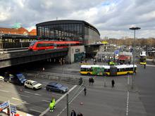 Schwerer Unfall am Berliner Bahnhof Zoo: Auto kracht in Kiosk und verletzt zwei Menschen